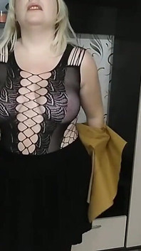 穿着皮革和 Netty 内衣的丰满女孩