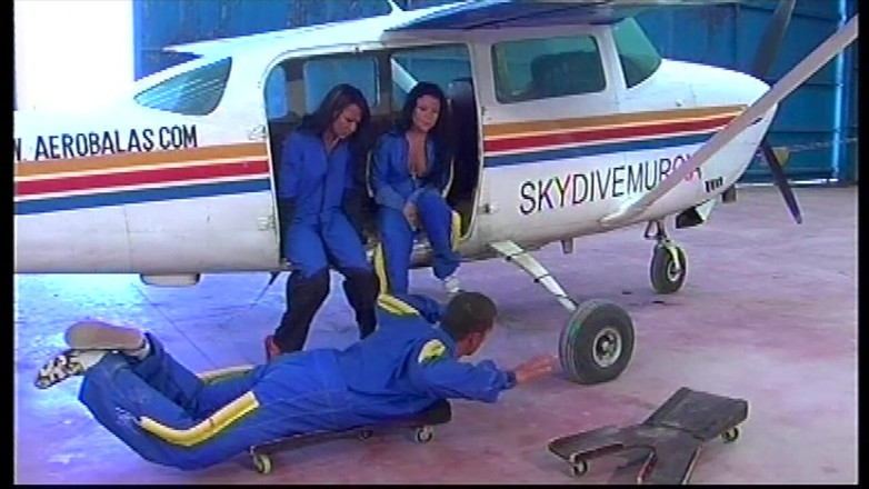 Inhonorof porn: Uçuş eğitmeni ile uçakta üçlü seks