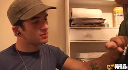 Gay Diaries: Tetovaný chlap šuká hluboko do zadku agenta na porno castingu