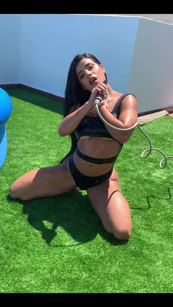 SARA RETALI: Hace calor hoy y me siento tan cachondo!