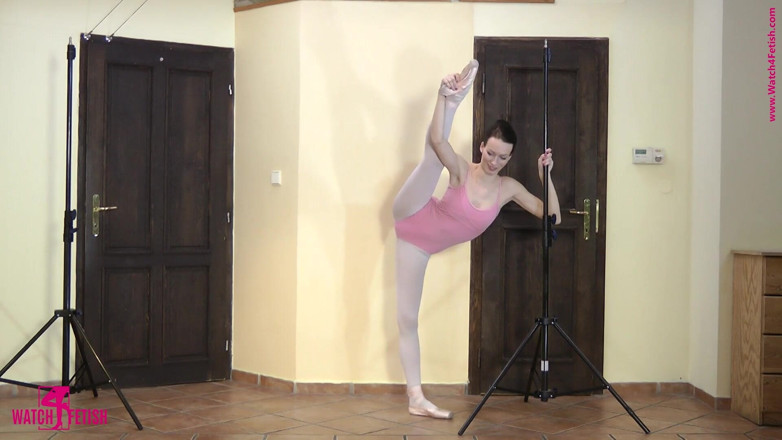Watch4fetish: Contortion exercises in the hotel
