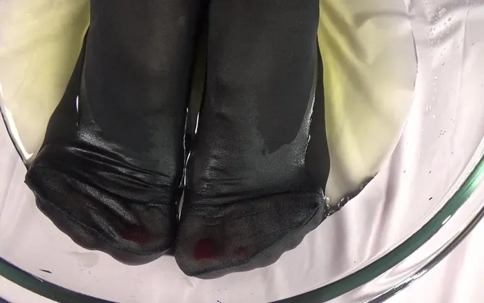 AnnaBUST: Si matang bertetek besar berkencing pada kaki nilon