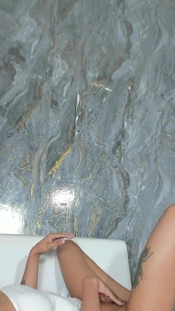Gorące lesbijskie hotties liżą swoje ciasne cipki do orgazmu