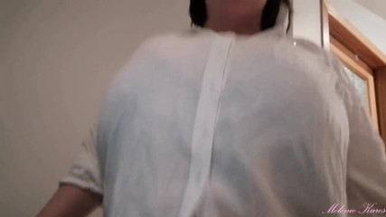 Melonie Kares: Blusa de sutiã azul, peitos grandes saltam