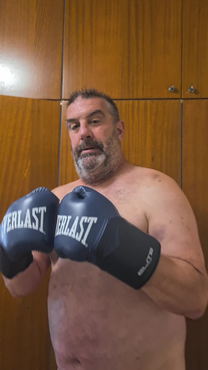 Punchbagplz: Srebrny ojczym boxer - POV shadowboxing nago