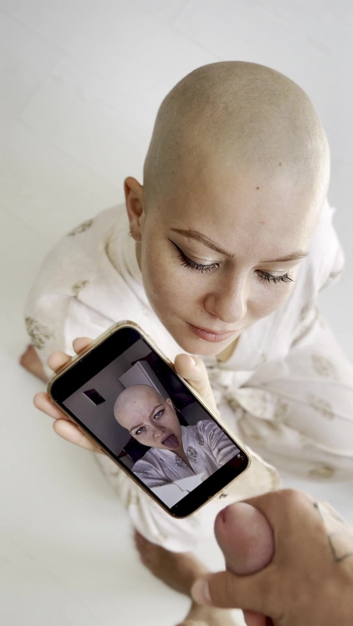 Vilu_and_Mi: Cumtribute careca menina limpar seu telefone depois