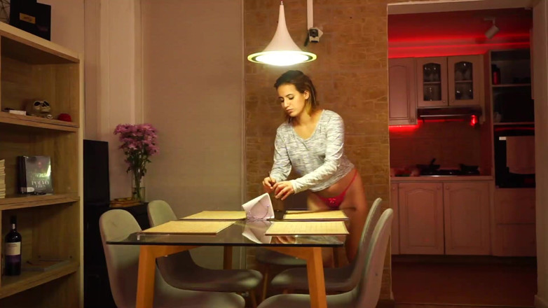 Cipriani: Alexa arrapata tocca il suo corpo sul tavolo della cucina