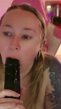 BJ på enorm svart dildo