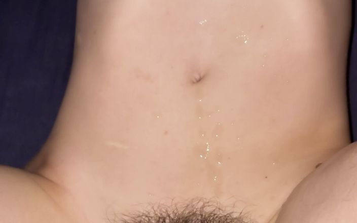 FoxMaidenPanties: Éjaculation rapide sur une chatte poilue en missionnaire