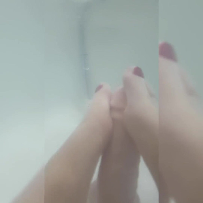 Erotic Tanya: ASMR labă cu picioarele sub apă cu instrucțiuni de masturbare