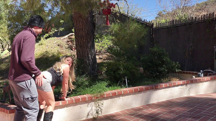 Erin Electra: Milf na dvoře šuká souseda