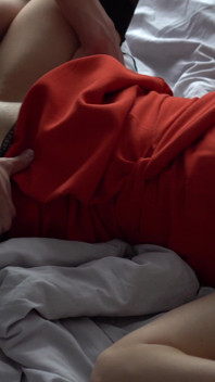 Bruneta sexy are parte de spermă mare pe rochia ei roșie și pizdă, sex în hotel