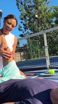 La matrigna in forma svuota le palle da tennis del figliastro