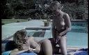 Girl on Girl: Лесбійські повії збуджуються під час сонячних ванн і трахаються біля басейну