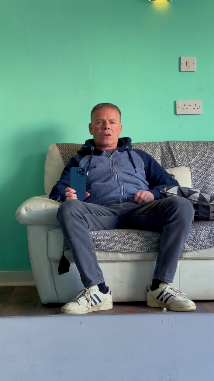 NakedFoxx: Riskanter Friseurladen, spermareiben zum orgasmus mit Leuten in der Nähe