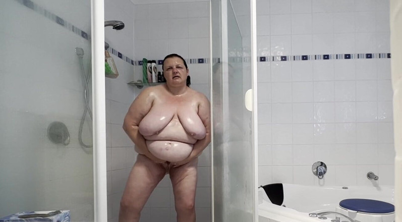 WeAreFukBunnies: Istri nakal di kamar mandi