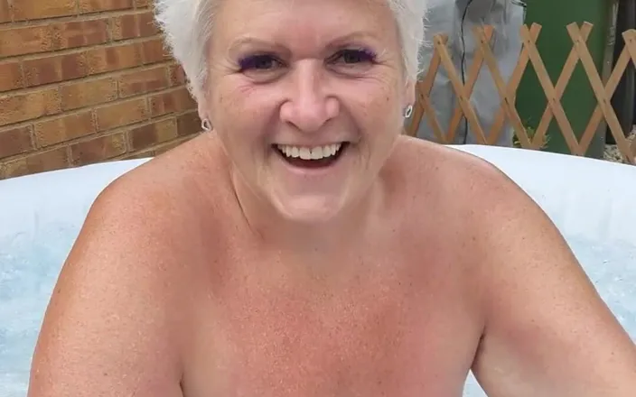 Uk Joolz: Turning you on watching me naked in the bubbles of...