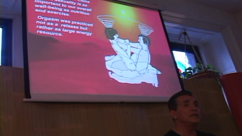 Dirty Dating Live: Сквиртующая тантрическая мастерша заставляет киску милфы брызгать волнами, часть 1