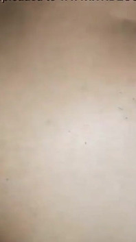 Anal pieprzył ciasnego dupka, gdy macocha utknęła pod łóżkiem podczas czyszczenia