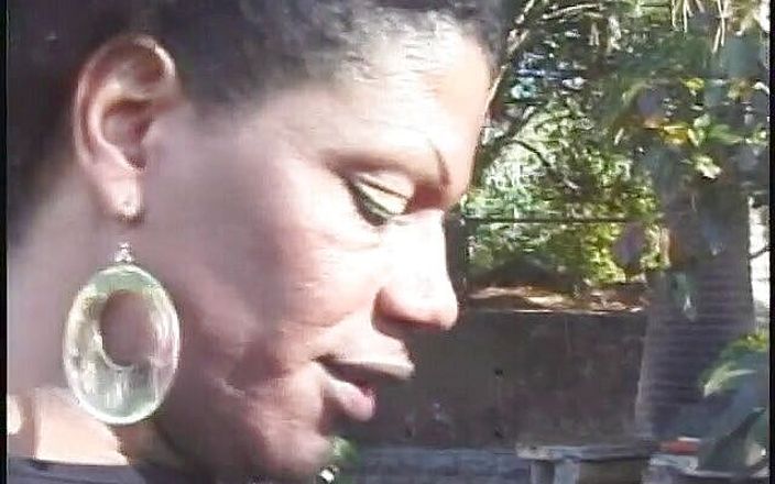 Shemale videos: Hetero šukání staré nevlastní matky ebony v exhib