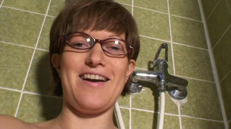 Popp Sylvie: शॉवर में मूतना - मुझे देखो, मेरे शुरुआती दिनों की एक क्लिप