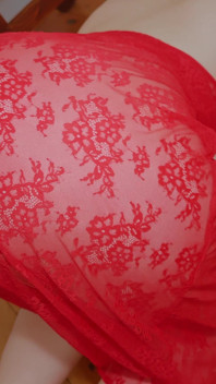 Une MILF en lingerie rouge taquine ses courbes - goûte la chaleur !