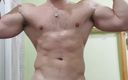 Michael Ragnar: Show de músculos desnudas en el gimnasio