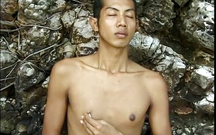 Gays Case: 饥渴的亚洲小家伙在海滩上自慰