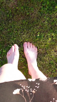 Andando Com Meus Pés Na Grama E Mostrando-os Para Você De Perto