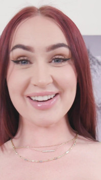 Une PAWG rousse à forte poitrine met en vedette Emily Norman avec Brickzilla