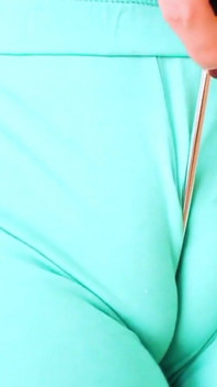 Gadis remaja semok latina dengan toket aduhai lagi asik mainin kontol besar