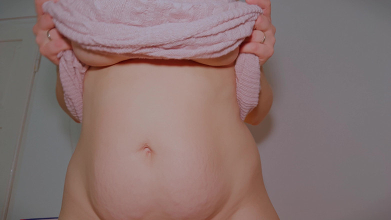 Mrs Wetslavs: La moglie paffuta in un vestito stretto si siede sul...