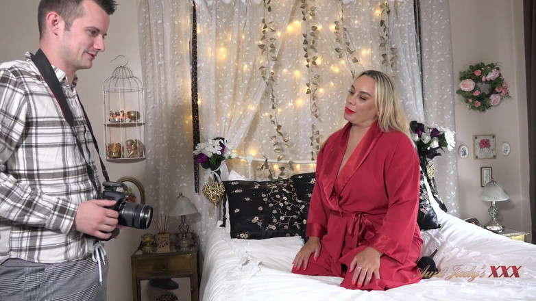 Aunt Judy's XXX: Mamă sexy cu țâțe mari Eva May își seduce fotograful