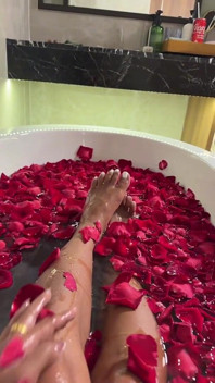 Sexy solo de masturbação na banheira cheia de rosas
