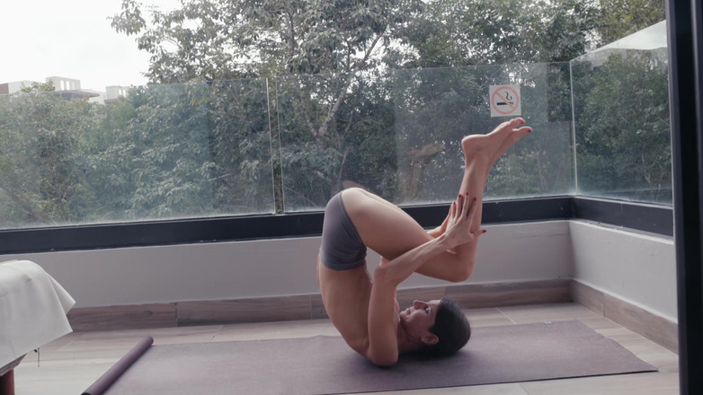 Gina Gerson: バルコニーでの裸のヨガ