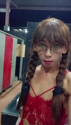 Menaiisd: Sissy en baño público