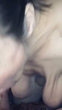 Une mamie aux seins flasques suce une bite et reçoit un creampie oral