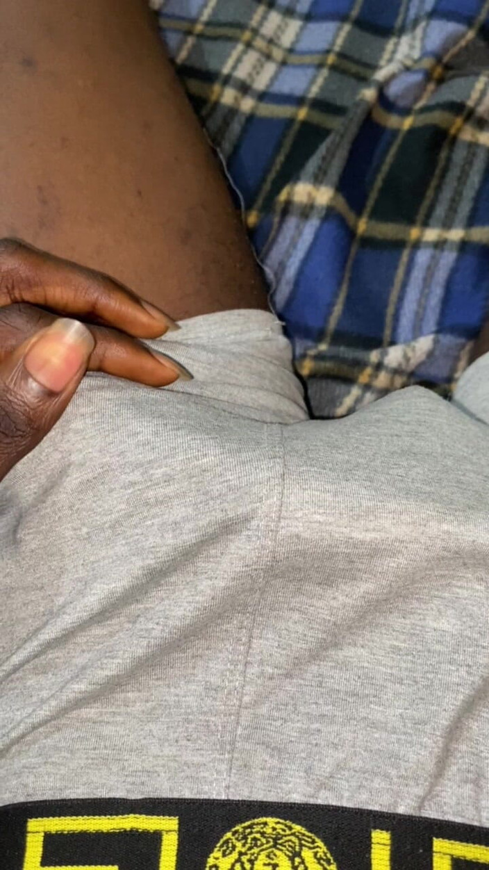 Slimniqqa: Sono stata beccata ad accarezzare il mio grosso cazzo nero