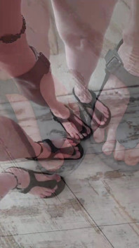 สไลด์โชว์เท้าเปล่ากับ Nylonjunge ใน Birkenstock