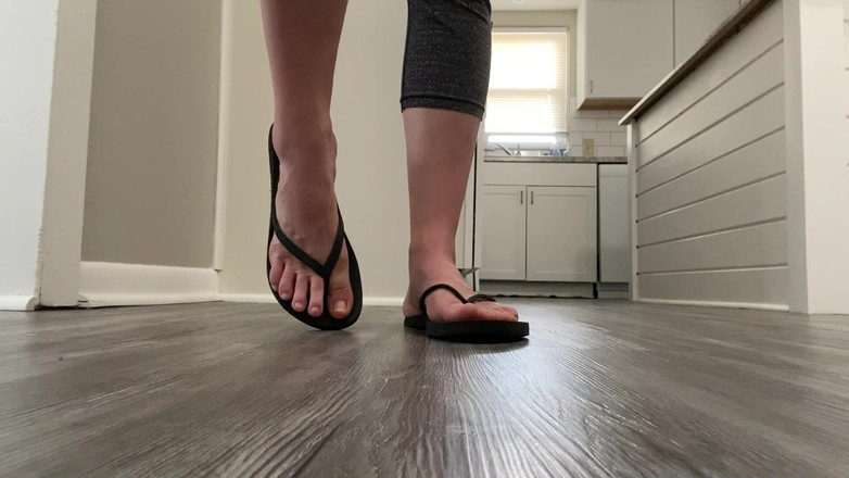 footivities: ビーチサンダルのモデリングとぶら下がる自然なつま先