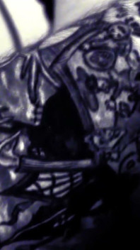 Eerst komt de tatoeage en dan komen de prachtige grote natuurlijke tieten in het vooraanzicht