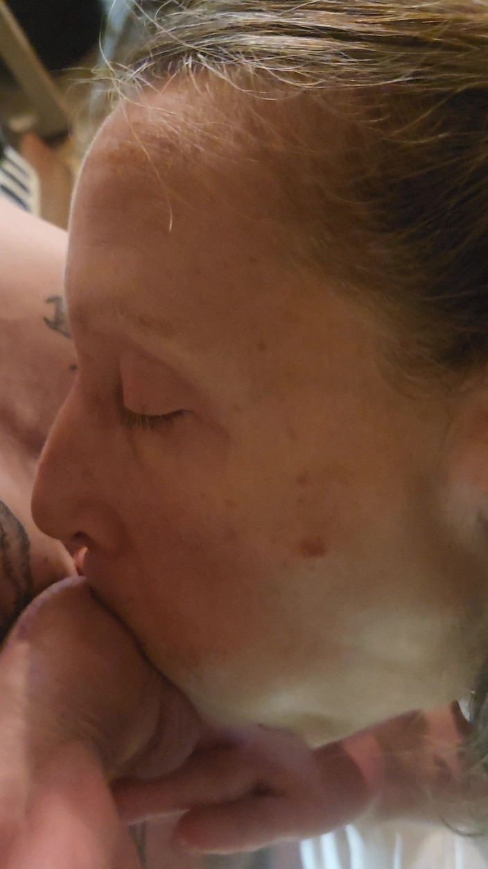 Goode Girl: Goode mädchen lutscht ehemanns schwanz und eier beim dildoreiten