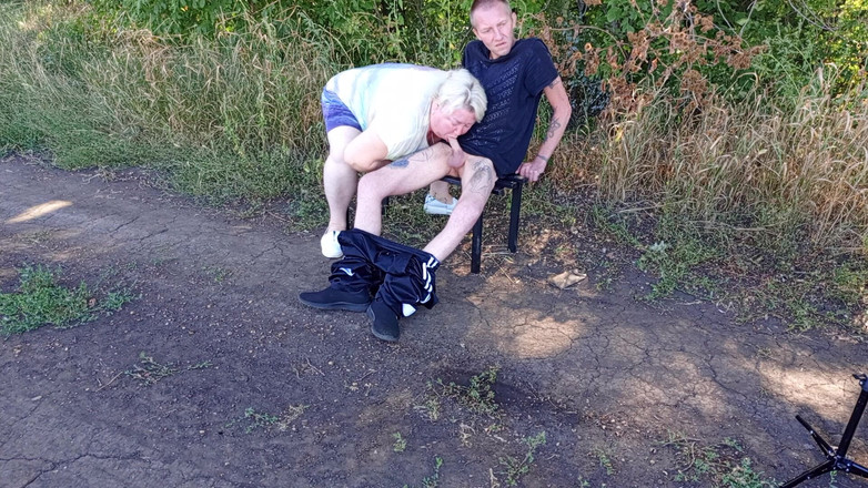 Zona901: Styvmamma suger min kuk i en park på en bänk...