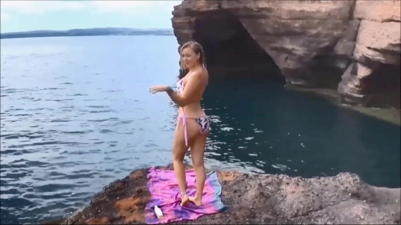 UKCuteGirl Lucy Lauren: Слизький голий загоряння перетворюється на неслухняне соло