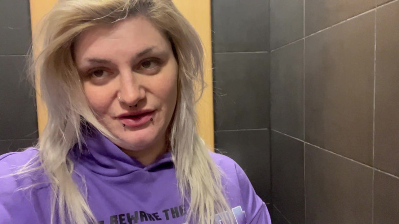EeveeXo: Une fille de gym pisse dans des toilettes publiques