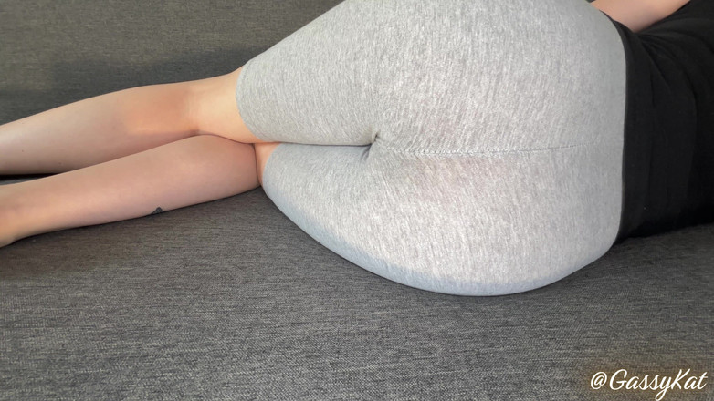 GassyKat: Leggings scoreggia pov - la puzza viene schizzata dritta sul tuo...