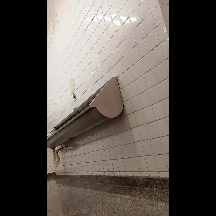 Marcosninfo: 我去了一个城市，在公共厕所里脱光了衣服。