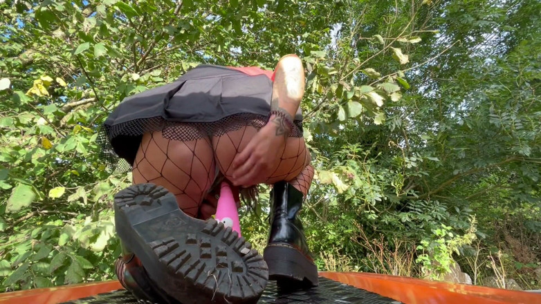Hayley Quinn: PAWG Slut Rides Patrick Star Dildo on Landrover Defender Bonnet