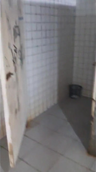 Ich nutzte die öffentliche toilette, um alles rein zu bringen