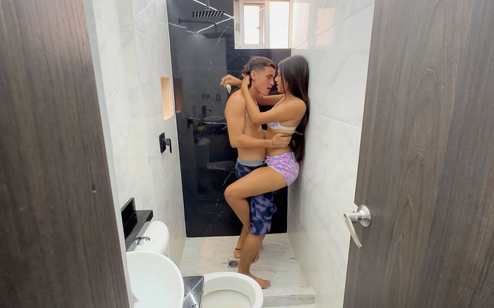 SOFIAYRIKY: Saya memberikan adik tiri India saya kongkek bagus dengan zakar...